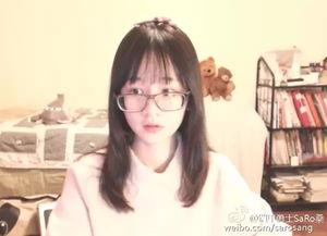 吃瓜情侣眼镜妹,甜蜜日常的趣味瞬间