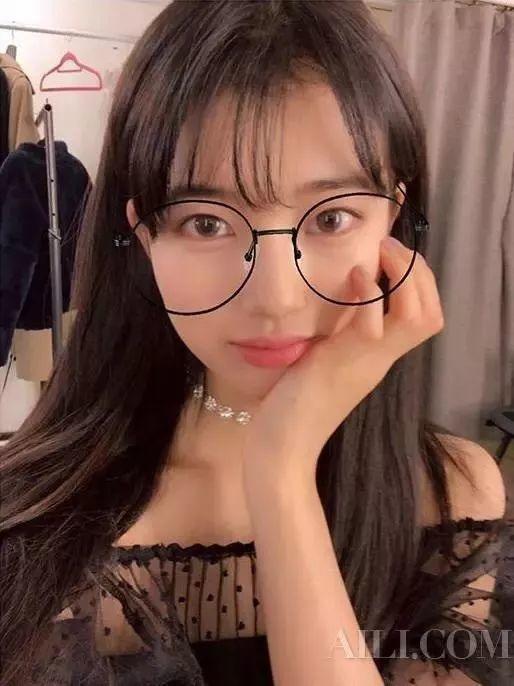 吃瓜情侣眼镜妹,甜蜜日常的趣味瞬间