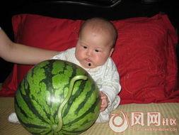 小孩哥吃瓜搞笑,带你领略童真趣味