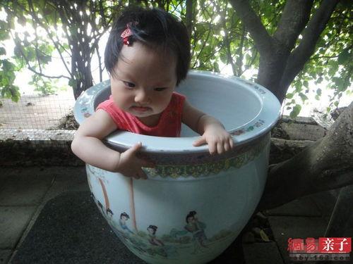 小孩哥吃瓜搞笑,带你领略童真趣味