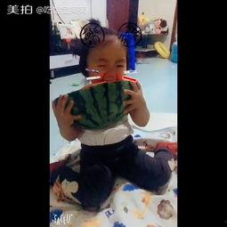 小孩哥吃瓜搞笑,带你领略童真趣味