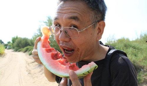 吃瓜动作描写,一场吃瓜动作的视觉盛宴