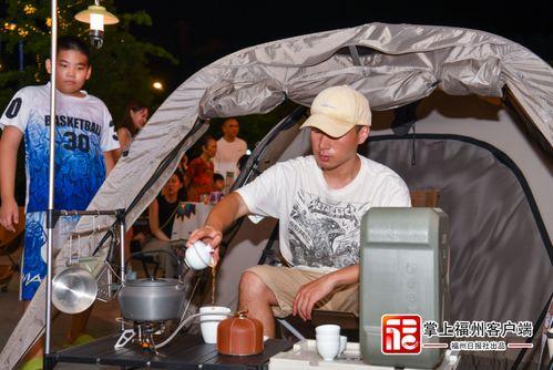 露营吃瓜情侣,甜蜜情侣共度浪漫时光