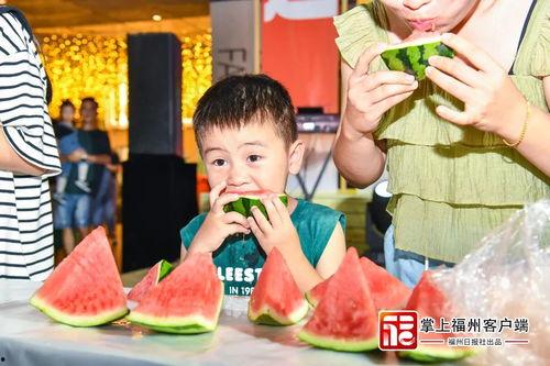 露营吃瓜情侣,甜蜜情侣共度浪漫时光