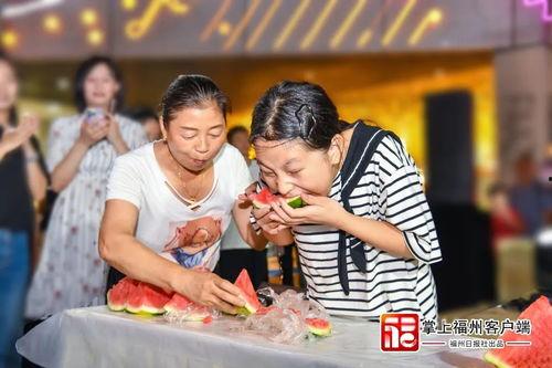 露营吃瓜情侣,甜蜜情侣共度浪漫时光