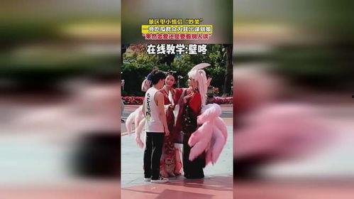 吃瓜情侣吵架旁边抽烟