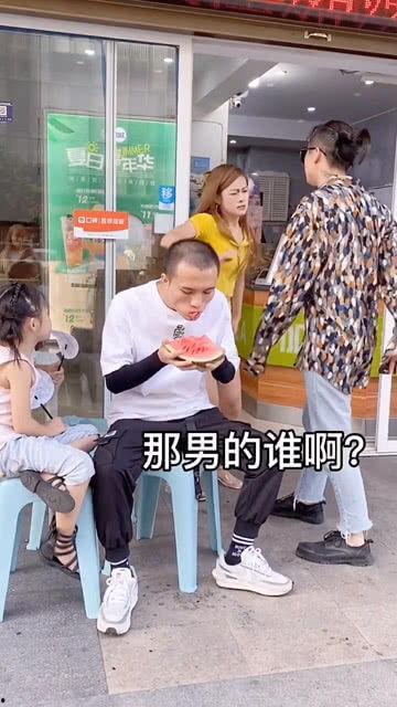 吃瓜情侣吵架旁边抽烟