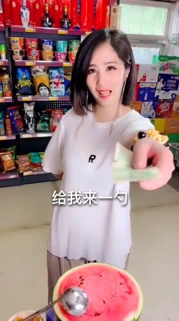 美女吃网红红瓜,美味诱惑尽享舌尖盛宴