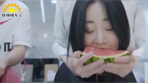 吃瓜小姐姐莫名