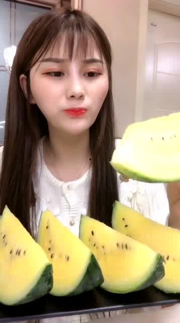 吃瓜小姐姐莫名