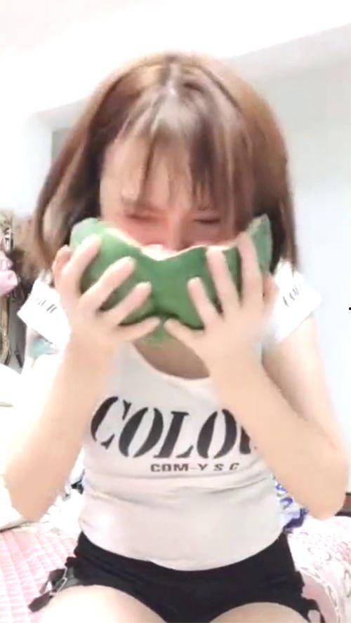 吃瓜小姐姐莫名