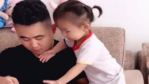 爸爸与萌娃吃瓜