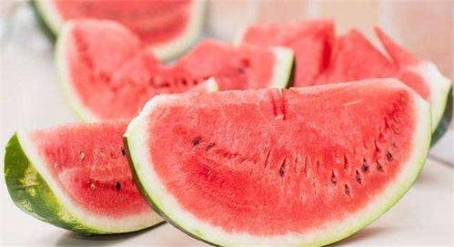 吃西瓜连瓜带皮吃